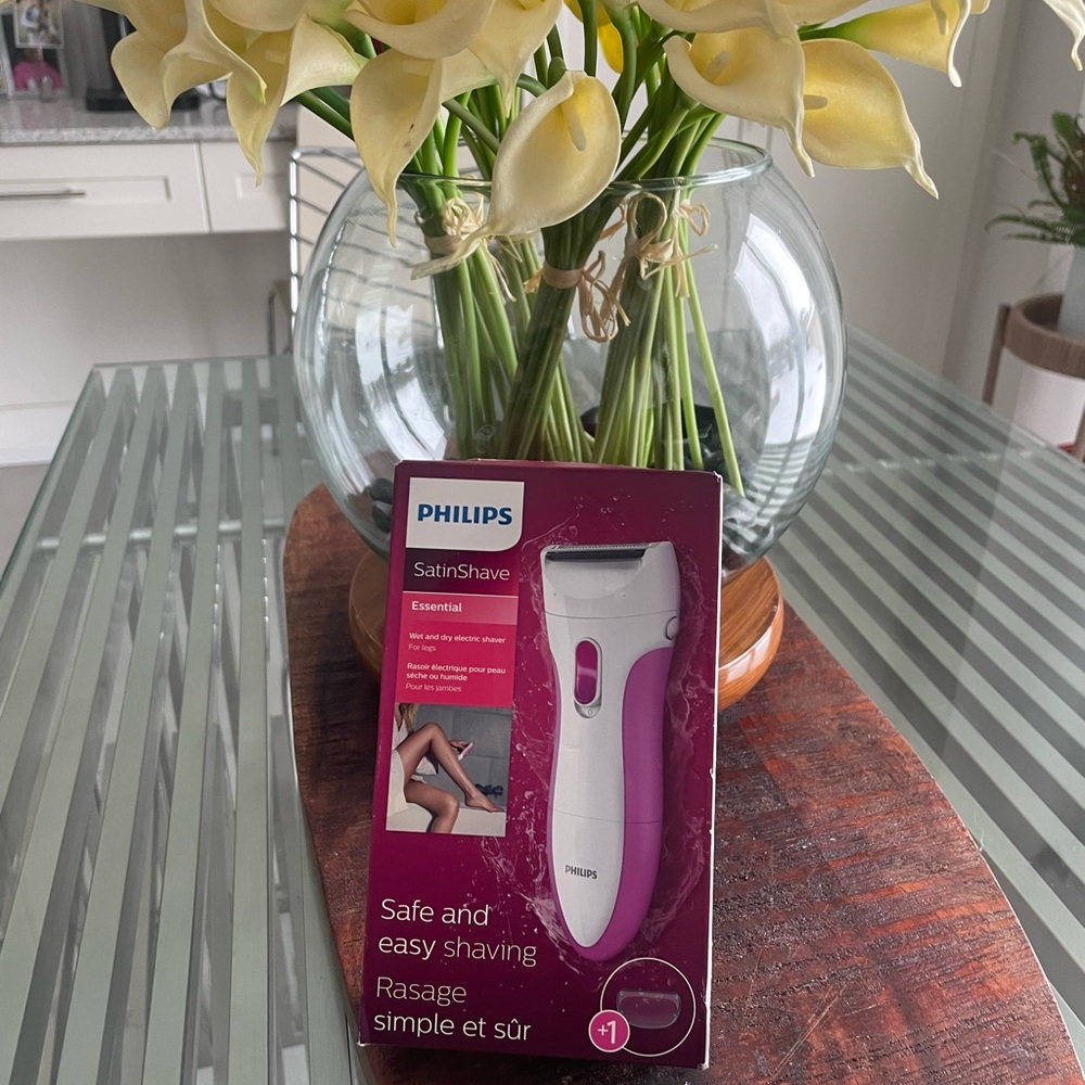 BNWT Philips SatinShave Electric Shaver - White & Pink